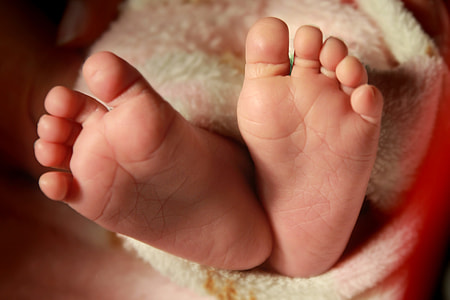 baby's left and right foots thumbnail