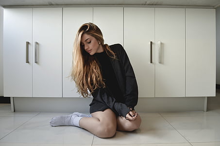 woman wearing back long-sleeved shirt thumbnail
