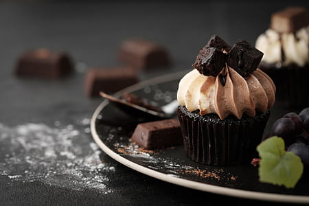 Shallow Focus Photography of Chocolate Cupcakes thumbnail