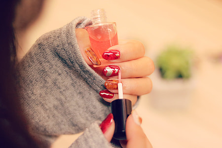 red and silver metallic manicure thumbnail