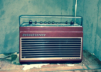 maroon and white Schaub Lorenz transistor radio thumbnail