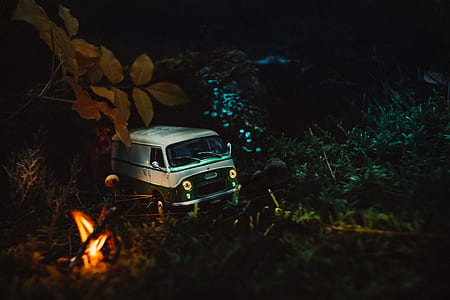 white and green Volkswagen T1 van die-cast model thumbnail