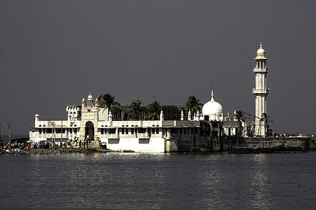 Church on the ocean at Mumbai, India thumbnail