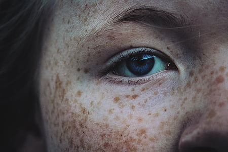 woman with blue eyes thumbnail