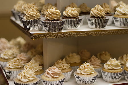 cupcakes on rack thumbnail