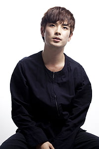man wearing black zip-up long-sleeved shirt thumbnail