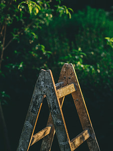 shallow focus photography of brown wooden ladder thumbnail