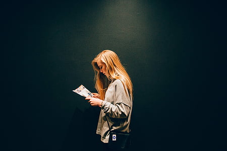 woman wearing gray long-sleeved shirt thumbnail