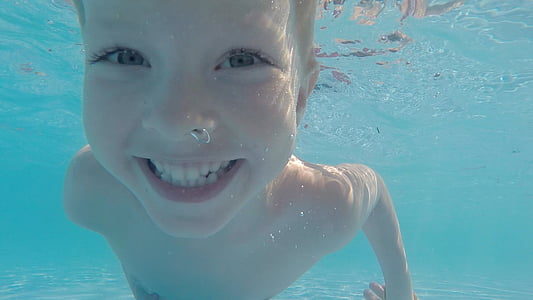 photo boy underwater thumbnail