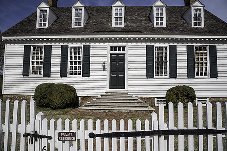 Colonial House with white fence in Yorktown, Virginia thumbnail