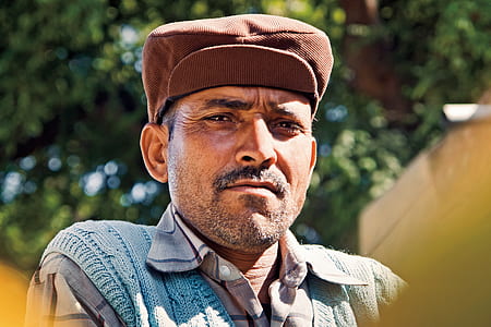 man wearing brown cap taking a selfie thumbnail
