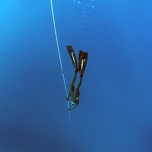 woman doing scuba diving thumbnail