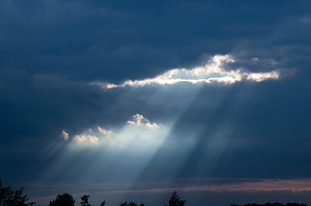 crepuscular rays thumbnail