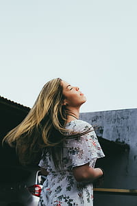 woman looking up thumbnail