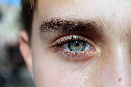 photo of person's green eyes thumbnail