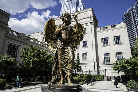 Statue in front of buildings in downtown Nashville thumbnail