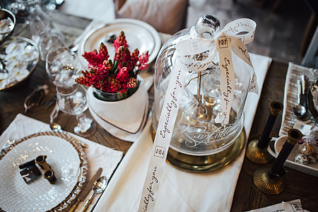 Table decorations with golden motifs thumbnail