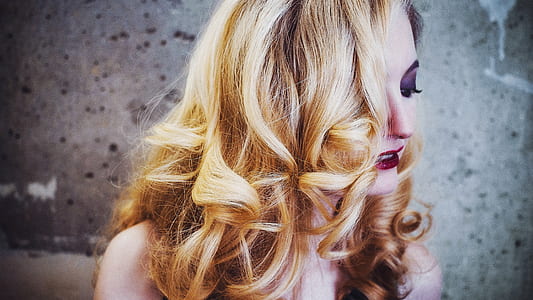 woman's blonde hair thumbnail