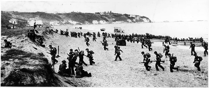 Troops landing on beach near Algiers thumbnail