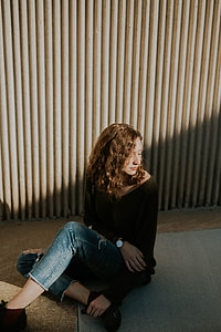 woman wearing blue jeans thumbnail