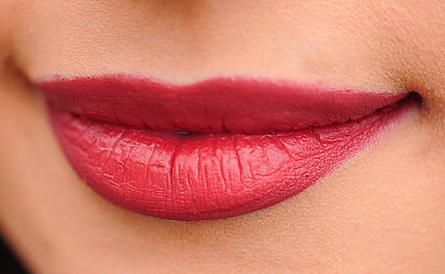 woman in red lipstick thumbnail