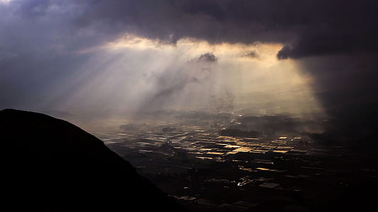 crepuscular rays passing through body of water thumbnail