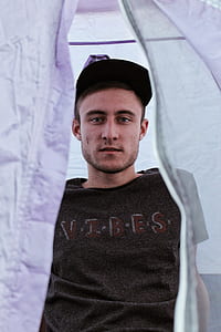 man wearing crew-neck t-shirt thumbnail