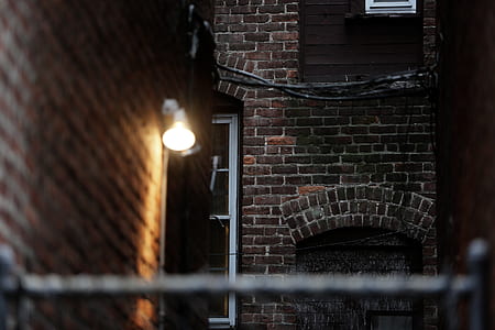 focus photo of brick wall thumbnail