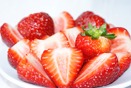 plate of strawberries thumbnail