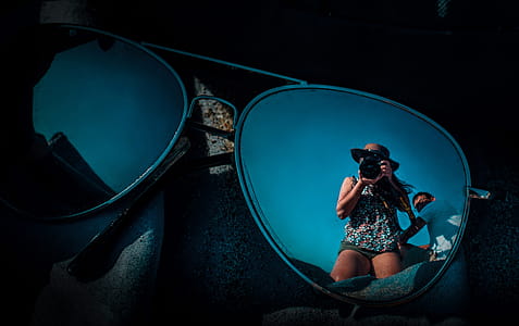 Reflection of People on Sunglasses thumbnail