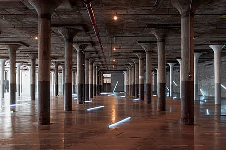 fluorescent bulbs on hall thumbnail