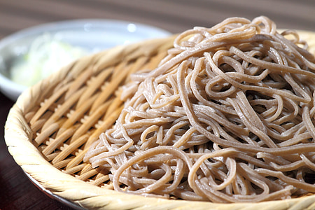 closeup photography of noodles on wicker plate thumbnail