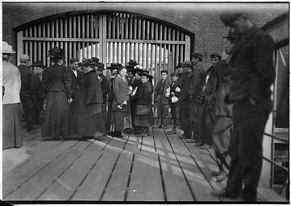 Child laborers at Amoskeag Manufacturing in Manchester, New Hampshire in 1909 thumbnail