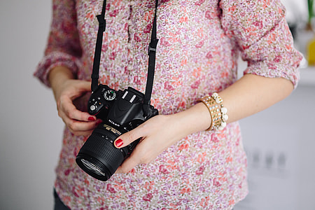 Woman in pink with her camera thumbnail