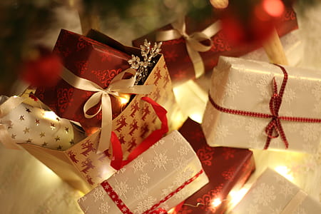 close photo of snowflake printed gifts thumbnail