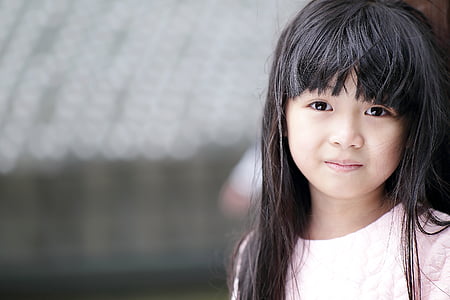 girl wearing pink crew-neck shirt selective focus photography thumbnail