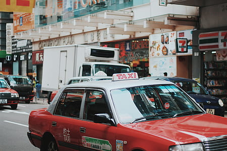 taxi on road near 7 Eleven store thumbnail