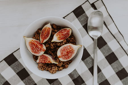 Bowl of crunchy granola and figs thumbnail