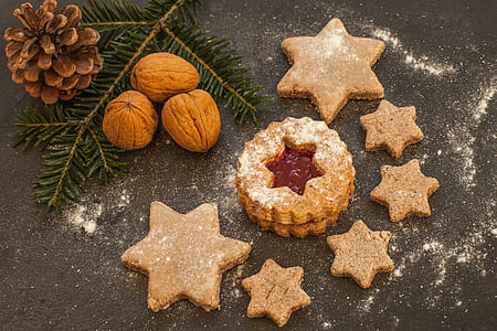 star shaped brown cookies thumbnail