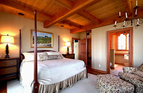 photo of white comforter and pillow cases thumbnail