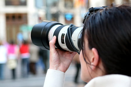 woman adjusting DSLR zoom lens thumbnail