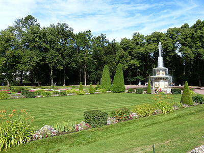 fountain in the middle of park thumbnail