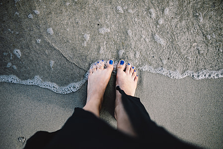 CLOSEUP OF GIRL'S LEGS AT SEASIDE thumbnail