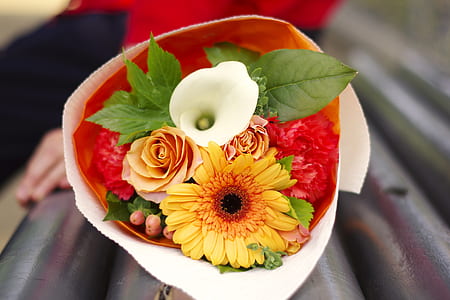shallow focus photography of yellow and white flower bouquet thumbnail