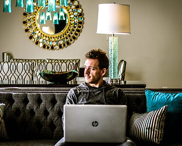 man using silver HP laptop thumbnail