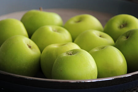 shallow focus photography of green apples thumbnail