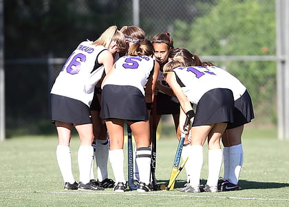 field hockey team huddling up thumbnail