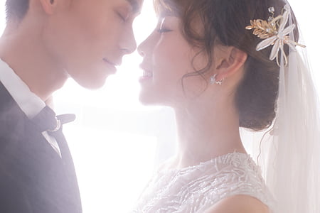 woman and man about to kiss thumbnail