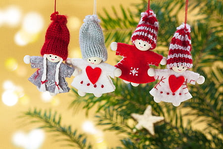 four assorted-color dolls at the back of pine tree thumbnail