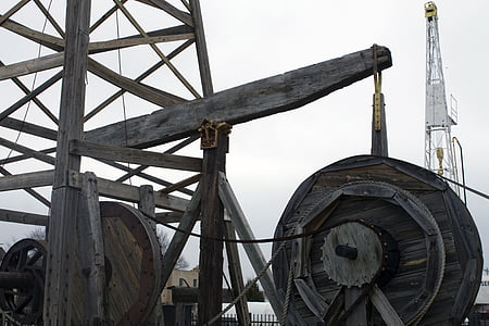 brown wooden catapult \ thumbnail